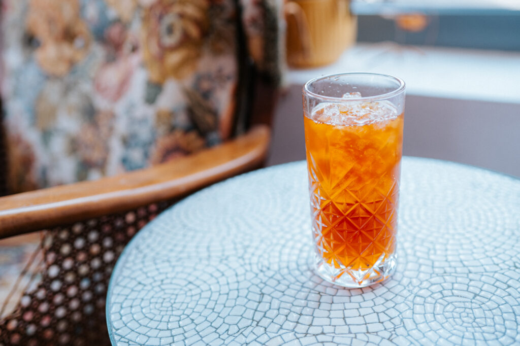 szklanka z cold brew z lodem na stoliku