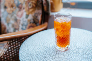 szklanka z cold brew z lodem na stoliku