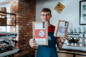 barista prezentujący kawę do ekspresu automatycznego